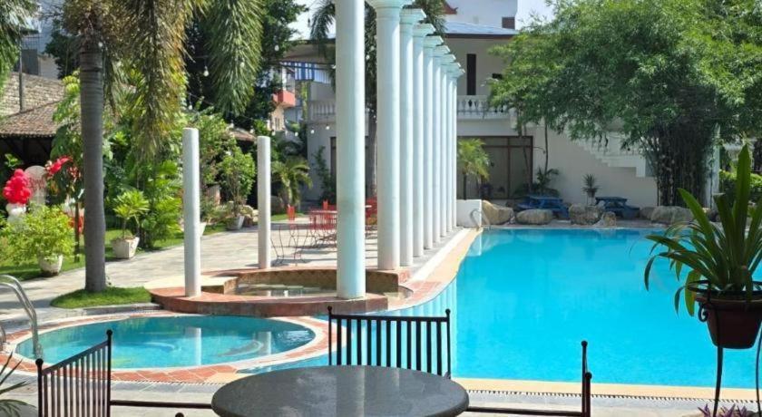 Hotel Club Denovo Butwāl Zewnętrze zdjęcie
